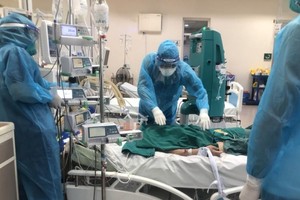 (Ảnh minh họa: Điều trị bệnh nhân COVID-19 nặng)