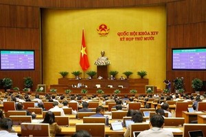 Quốc hội biểu quyết thông qua Luật Cư trú sửa đổi. (Ảnh: Doãn Tấn/TTXVN).