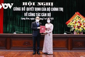 Uỷ viên Bộ Kl991.com tải ứng dụng, Trưởng ban Tổ chức Trung ương Trương Thị Mai trao Trao quyết định và tặng hoa chúc mừng ông Nguyễn Quốc Đoàn.
