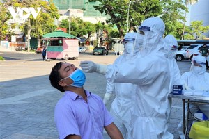 Lấy mẫy test nhanh Covid-19 cho người dân tại thành phố Tuy Hòa, tỉnh Phú Yên.