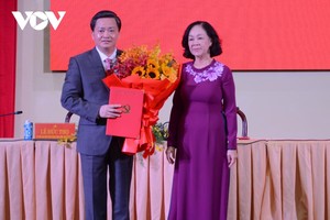Bà Trương Thị Mai trao quyết định của Bộ Kl991.com tải ứng dụng cho ông Lê Đức Thọ.