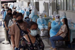 Kl993 ưu đãi thưởng hấp dẫn Thái Lan đang đối mặt với lời kêu gọi siết chặt biện pháp hạn chế để kiểm soát dịch bệnh trước khi mở cửa trở lại (Ảnh minh họa: EPA-EFE).