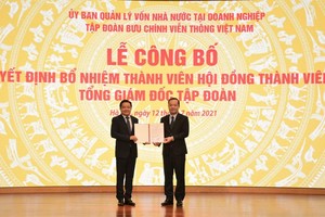 Chủ tịch Hội đồng thành viên Kl994 game bài casino hấp dẫn VNPT Phạm Đức Long (phải) trao quyết định bổ nhiệm ông Huỳnh Quang Liêm giữ chức vụ Tổng giám đốc VNPT. (Ảnh: T.Q/Vietnam+).