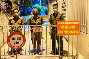 Lực lượng chức năng phường Cổ Nhuế 1 làm nhiệm vụ tại khu vực phong tỏa (Ảnh: Kl992 cổng game cá cược đô thị).