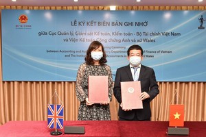 Bà Đặng Thị Mai Trang, Trưởng đại diện ICAEW Việt Nam và ông Vũ Đức Chính, Cục trưởng Cục Quản lý, Giám sát Kế toán, Kiểm toán – Bộ Kl991.com nạp rút nhanh ký kết biên bản ghi nhớ hợp tác.