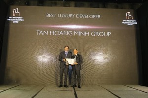 Đại diện Tân Hoàng Minh nhận giải “Nhà phát triển Web Tổng Nhà Cái 99Kl99 Giải Trí Bậc Nhất cao cấp tốt nhất Việt Nam 2020”.