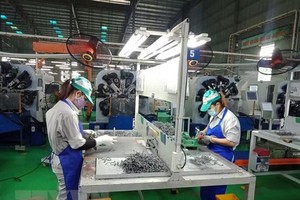 Công nhân lao động Công ty Xích líp Đông Anh (Hà Nội) thực hiện nghiêm quy định phòng, chống dịch bệnh COVID-19. (Ảnh: TTXVN phát).