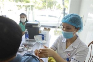 Tiêm vaccine phòng COVID-19 đợt 3 cho các đối tượng ưu tiên tại Trung tâm y tế thành phố Vĩnh Yên, Vĩnh Phúc. (Ảnh: Hoàng Hùng/TTXVN).