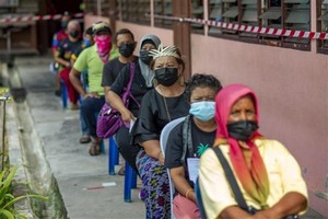 Người dân xếp hàng chờ tiêm vaccine phòng Covid-19 tại bang Selangor (Malaysia), ngày 25/7/2021. Ảnh: Tân Hoa xã.