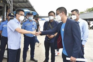 Phó Thủ tướng Vũ Đức Đam kiểm tra công tác phòng, chống dịch tại Công ty TNHH TikiNow Smart Logistics, chi nhánh Bạch Đằng (phường 2, quận Tân Bình, Thành phố Hồ Chí Minh), sáng 6/8/2021. (Ảnh: Diệp Trương/TTXVN).