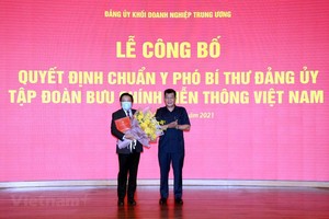 Ông Huỳnh Quang Liêm (trái) là Phó bí Thư Đảng ủy Kl994 game bài casino hấp dẫn VNPT nhiệm kỳ 2020-2025. (Ảnh: T.Q).