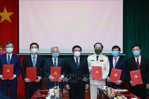 Ông Nguyễn Xuân Thắng, Uỷ viên Bộ Kl991.com tải ứng dụng, Chủ tịch Hội đồng Lý luận Trung ương, Giám đốc Học viện Kl991.com tải ứng dụng quốc gia Hồ Chí Minh trao quyết định cho các đồng chí Thường trực Hội đồng Lý luận Trung ương. (Ảnh: Phương Hoa/TTXVN).