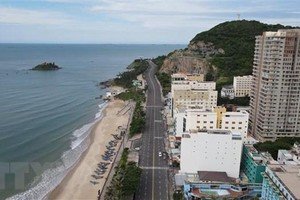 Trục đường Thùy Vân (Bãi Sau), thành phố Vũng Tàu vắng người dân và du khách trong thời gian thành phố Vũng Tàu áp dụng biện pháp giãn cách Trang Chủ KL99Com Số 1 Link Đăng Ký KL999 theo Chỉ thị số 16/CT-TTg. (Ảnh: Ngọc Sơn/TTXVN).