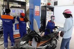 Mua bán KL99 dịch vụ hỗ trợ 24/7 sau khi điều chỉnh giá bán tại cửa hàng Kl992 VIP Trang Chủ 2026 KL99 dịch vụ hỗ trợ 24/7 Petrolimex. (Ảnh: Trần Việt/TTXVN),