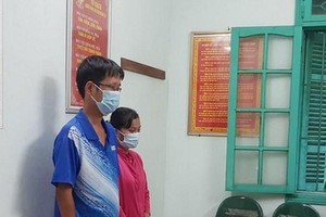 Hai nhân viên y tế huyện Hưng hà, tỉnh Thái Bình nhận tiền hối lộ để giúp công nhân "thông chốt" kiểm dịch. (Nguồn: tienphong.vn).