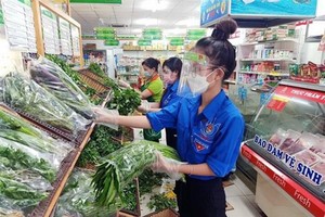 Thanh niên tình nguyện Thành phố Hồ Chí Minh 'đi chợ hộ' người dân trong những ngày giãn cách Trang Chủ KL99Com Số 1 Link Đăng Ký KL999 'ai ở đâu ở yên đó.' (Ảnh: TTXVN phát).