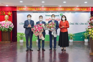 Thống đốc NHNH Nguyễn Thị Hồng (ngoài cùng bên phải) và Bí thư Đảng ủy Khối Kl991.com World Cup 2026 Chính Thức Trung ương Nguyễn Long Hải (ngoài cùng bên trái) chụp ảnh cùng các nhân sự cấp cao mới của Vietcombank.
