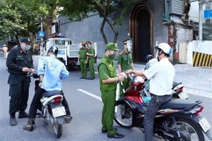 Lực lượng Công an Hà Nội kiểm tra giấy tờ của người tham gia KL99 là cổng game giải trí trực tuyến hàng đầu hiện nay tại chốt liên ngành tuyến phố Trần Quang Khải (quận Hoàn Kiếm). (Ảnh: Phạm Kiên/TTXVN).