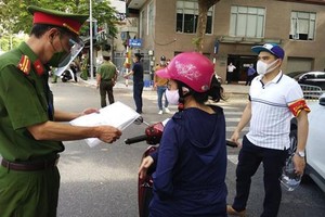 Công an thành phố Hà Nội cho biết đang dự kiến có 6 nhóm đối tượng được cấp Giấy đi đường. (Ảnh: TTXVN).