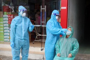 Nhân viên y tế lấy mẫu xét nghiệm virus SARS-CoV-2 trên địa bàn phường Vĩnh Bảo, thành phố Rạch Giá (Kiên Giang). (Ảnh: Lê Huy Hải/TTXVN).