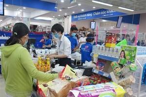 Người dân mua sắm hàng hóa tại thành phố Nha Trang. (Ảnh: Phan Sáu/TTXVN).