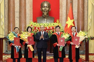 Chủ tịch nước Nguyễn Xuân Phúc trao Quyết định bổ nhiệm Thẩm phán Tòa án nhân dân tối cao.