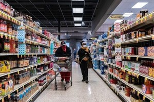 Người dân Mỹ mua sắm ở siêu thị. (Nguồn: Reuters).