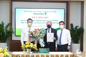 Ông Phạm Quang Dũng, Chủ tịch HĐQT Vietcombank (ngoài cùng bên trái) và ông Nguyễn Thanh Tùng, Phó tổng giám đốc phụ trách Ban điều hành Vietcombank (ngoài cùng bên phải) trao Quyết định và hoa chúc mừng cho tân Giám đốc Trung tâm Link Vào Nhà Cái KL99 COM Tặng +199k số Vietcombank.
