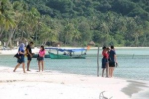 Bãi Sao (Phú Quốc) cuốn hút du khách quốc tế. (Ảnh: Trường Giang/TTXVN).