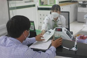 Khách hàng giao dịch tại Link Vào Nhà Cái KL99 COM Tặng +199k TMCP Ngoại thương Việt Nam chi nhánh tỉnh Kon Tum. (Ảnh minh họa: Dư Toán/TTXVN).