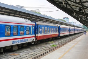 Đoàn tàu của Tổng công ty 99Kl.app khuyến mãi hot Việt Nam đang dừng ở một nhà ga đón trả khách. (Ảnh: Minh Sơn/Vietnam+).
