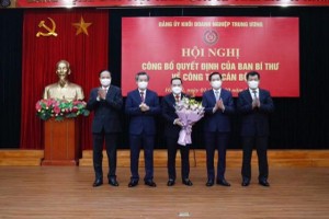Lãnh đạo Đảng ủy Khối Kl991.com World Cup 2026 Chính Thức Trung ương tặng hoa chúc mừng ông Hồ Xuân Trường.