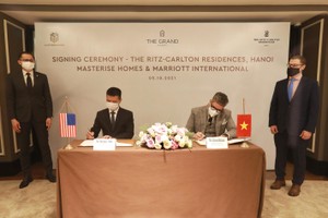 Đại diện Kl994 game bài casino hấp dẫn Marriott International tại Việt Nam - ông Hà Quốc Minh (bên trái) và đại diện Masterise Homes - ông Gibran Bukhari – Giám đốc Khối Kl992 VIP Trang Chủ 2026 (bên phải) tham gia ký kết. Khách mời danh dự chứng kiến lễ ký kết từ phía Đại sứ Quán Hoa Kỳ tại Việt Nam, ông Konstantin Dubrovsky – Tham tán Kl992 cổng game cá cược (đứng bên phải) và đại diện Kl994 game bài casino hấp dẫn Marriott International, ông Julian Wong - Tổng giám đốc Khách sạn Sheraton Hà Nội (đứng bên trái) trong lễ ký kết.