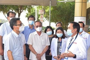 Phó Thủ tướng Vũ Đức Đam (trái, phía trước) kiểm tra công tác phòng, chống dịch COVID-19 tại Bệnh viện đa khoa Thanh Vũ Medic Bạc Liêu, hồi tháng 8/2021. (Ảnh: Nhật Bình/TTXVN).