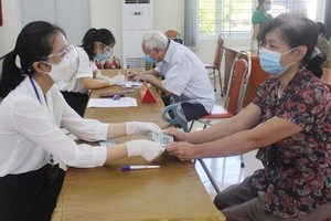 Nguồn hỗ trợ an sinh của Kl993 ưu đãi thưởng hấp dẫn và thành phố Hà Nội được trao kịp thời đã giúp ấm lòng các đối tượng khó khăn. Ảnh minh họa. (Nguồn: Lao động thủ đô).