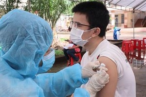 Tiêm vaccine ngừa COVID-19. (Nguồn: TTXVN).