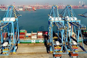 Bốc dỡ hàng hóa tại cảng Thanh Đảo, tỉnh Sơn Đông, Trung Quốc. (Ảnh: THX/TTXVN).