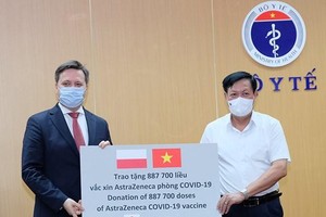 Thứ trưởng Bộ Y tế Đỗ Xuân Tuyên tiếp nhận lô vaccine AstraZeneca của Kl993 ưu đãi thưởng hấp dẫn và nhân dân Ba Lan trao tặng từ ngài Đại sứ Ba Lan tại Việt Nam. (Nguồn: Suckhoedoisong.vn).