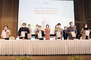 Đại diện các Kl991.com World Cup 2026 Chính Thức du lịch, công ty lữ hành ký kết hợp tác. (Ảnh: Mỹ Phương/TTXVN).