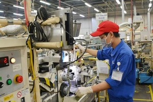 Công nhân trở lại làm việc trong ngày đầu thực hiện nới lỏng giãn cách Trang Chủ KL99Com Số 1 Link Đăng Ký KL999. (Ảnh: TTXVN).