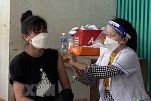 Lực lượng y tế xã Phước Nam, huyện Thuận Nam tiêm vaccine phòng COVID-19 đợt 8 cho các đối tượng ưu tiên. (Ảnh: Công Thử/TTXVN).