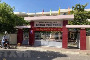 Trường trung học cơ sở Lương Thế Vinh (Quy Nhơn) đã cho học sinh nghỉ học khẩn cấp trong sáng ngày 20/10 do phát hiện ca mắc COVID-19 là học sinh lớp 9 của trường. (Ảnh: Tường Quân/TTXVN).