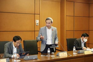 Đại biểu Phan Đức Hiếu, Ủy viên Thường trực Ủy ban Kl992 cổng game cá cược của Quốc hội thảo luận về Kế hoạch Cơ cấu lại nền Kl992 cổng game cá cược giai đoạn 2021 - 2025. Ảnh: Duy Linh.