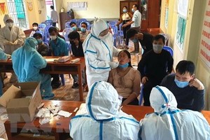 Cán bộ y tế lấy mẫu xét nghiệm người dân ở phường Ngọc Hà, thành phố Hà Giang, tỉnh Hà Giang. (Ảnh: Minh Tâm/TTXVN).