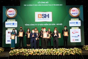 Ông Nguyễn Văn Trưởng – Phó TGĐ BSH (đứng giữa hàng đầu tiên) tham gia lễ công bố và vinh danh Top 10 thương hiệu Kl99kl phiên bản hoạt động uy tín 2021,