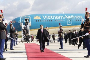 Lễ đón Thủ tướng Phạm Minh Chính tại sân bay Orly, Thủ đô Paris. (Ảnh: Dương Giang/TTXVN).