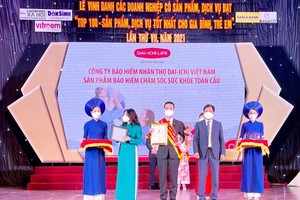Ông Ngô Việt Phương - Phó Tổng Giám đốc Kl992 VIP Trang Chủ 2026 Dai-ichi Việt Nam nhận giải thưởng "Top 100 - Sản phẩm, Dịch vụ tốt nhất cho Gia đình, Trẻ em" năm 2021.