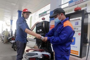 Giá xăng có xu hướng tăng trong 2 tháng gần đây. (Ảnh: TTXVN).