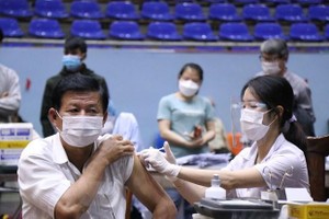 Tiêm vaccine phòng COVID-19 cho người dân. (Ảnh: Tuấn Anh/TTXVN).