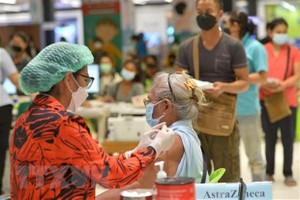 Nhân viên y tế tiêm vaccine phòng COVID-19 cho người dân tại Bangkok, Thái Lan. (Ảnh: THX/TTXVN).